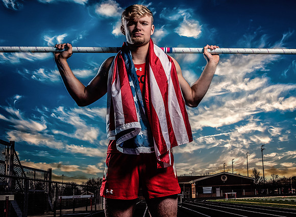 senior-pictures-pole vault
