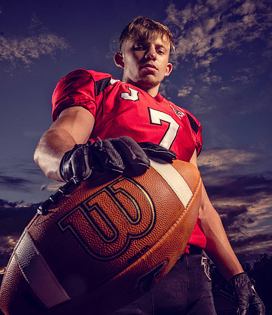 senior-pictures-football-creative