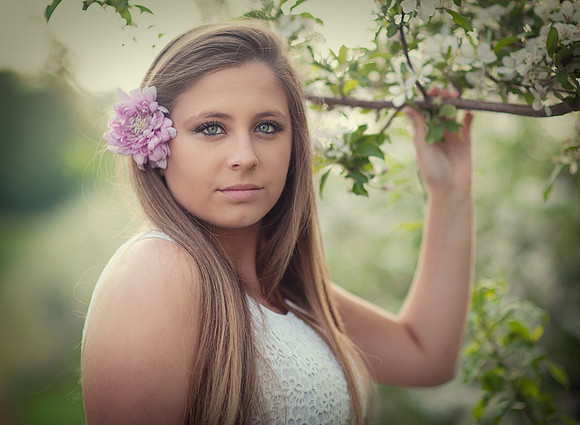 senior-pictures-apple blossoms