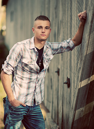 rustic-boy-senior-pictures