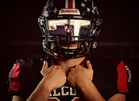 senior-pictures-football-creative